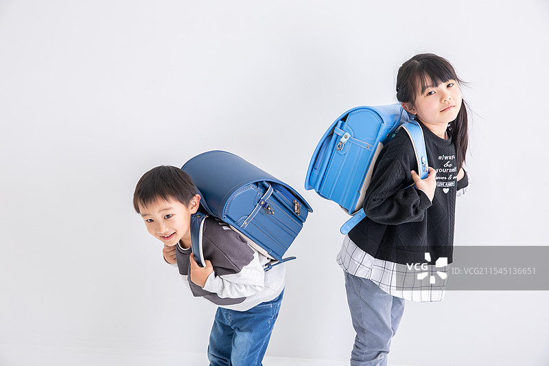 小学男孩朋友图片素材