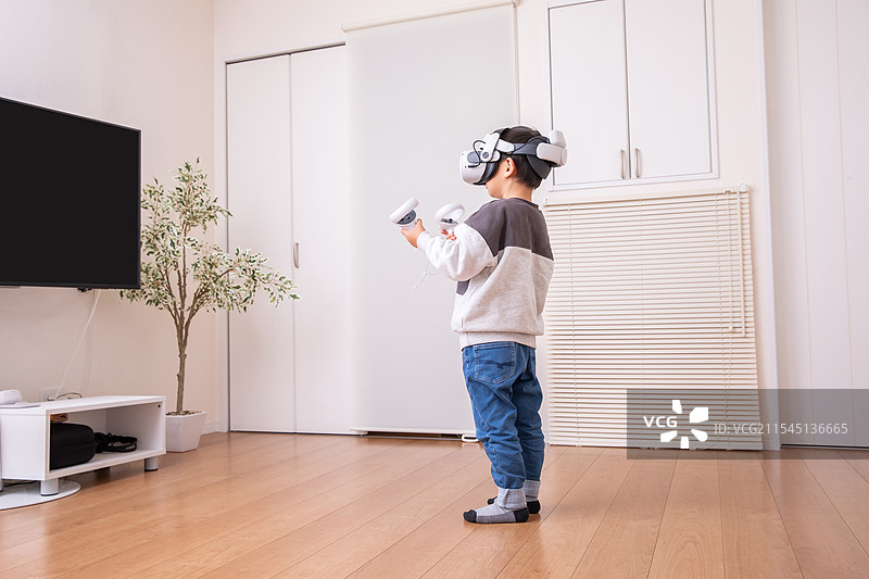 男孩在玩虚拟现实游戏图片素材