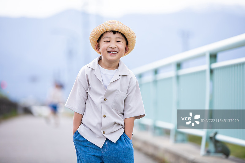 戴着草帽的微笑男孩图片素材