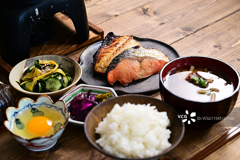 一汤两菜，味噌腌制的三文鱼和鲭鱼图片素材
