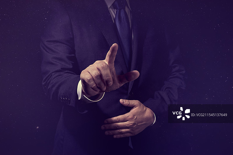 商人指着他的手指图片素材