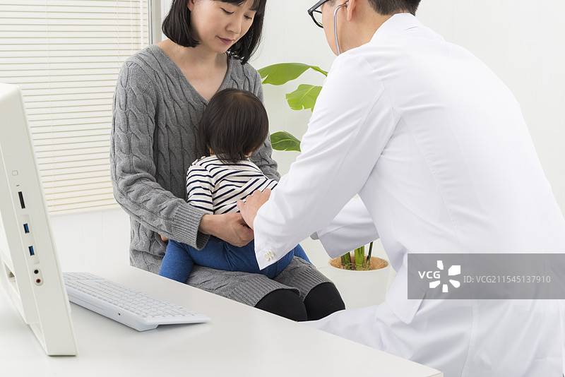 孩子看内科医生图片素材