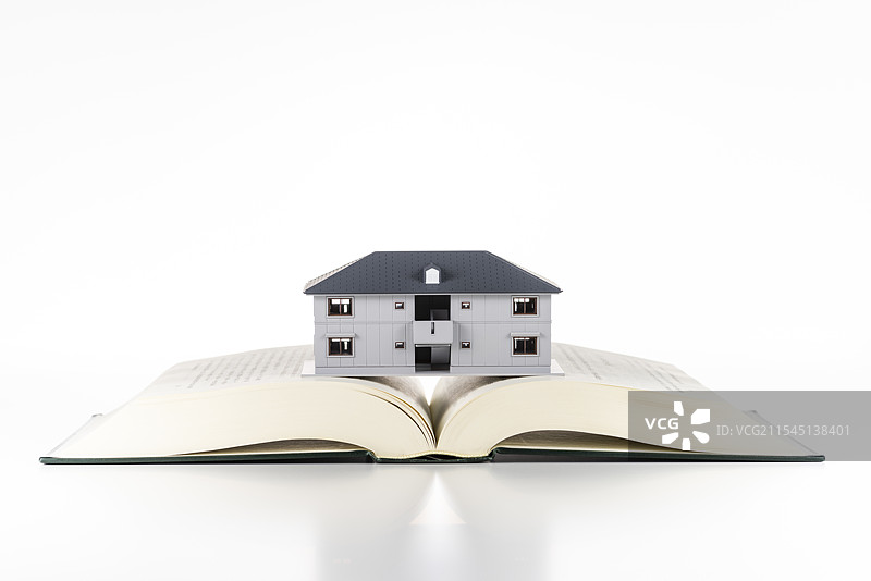 打开的书和迷你平面图图片素材