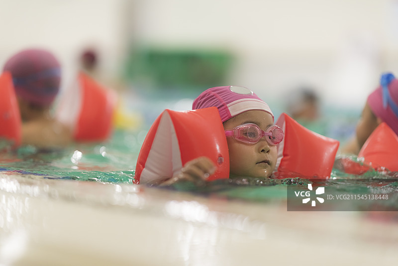 游泳学校的孩子图片素材