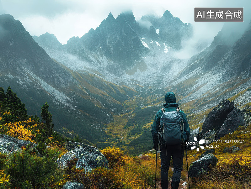 【AI数字艺术】云雾缭绕山间中一个爬山背包客的背影图片素材