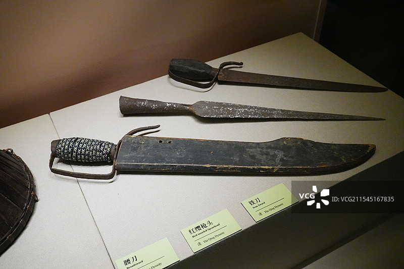 清代腰刀、红缨枪头、铁刀图片素材