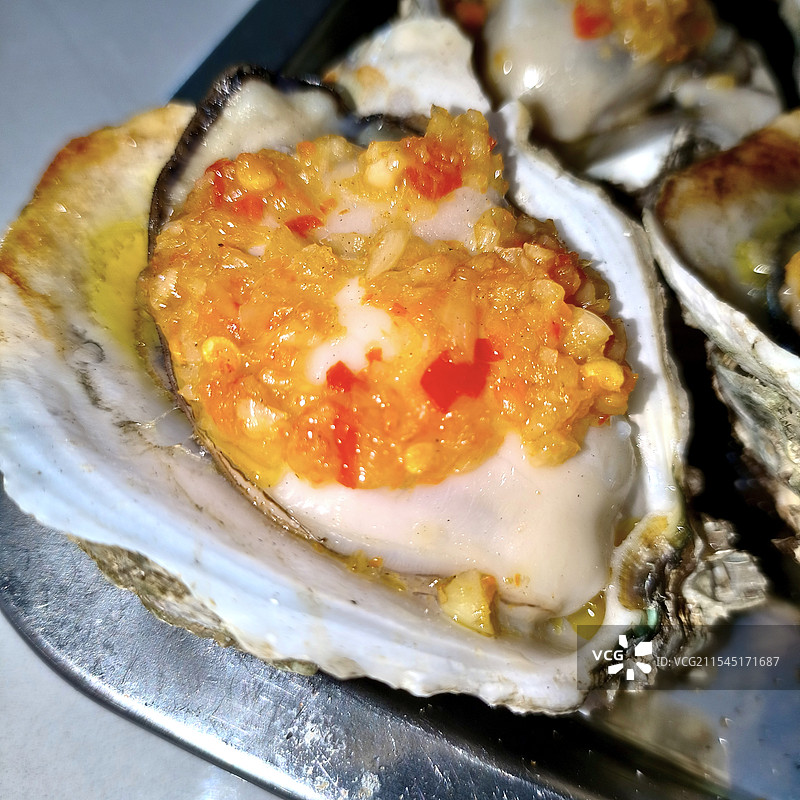 广东湛江吴川新世界广场夜市烤生蚝图片素材