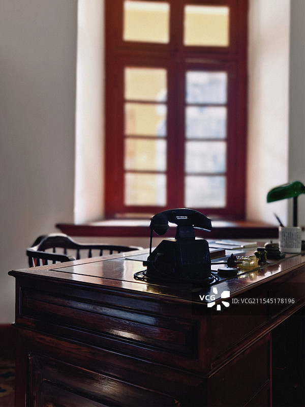 广州大元帅府桌子上的老式电话特写镜头图片素材