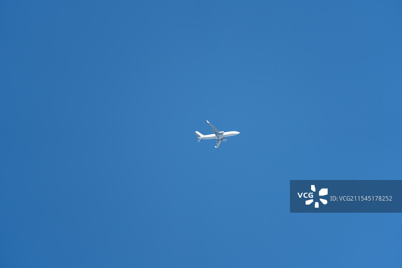 蓝天上飞行的飞机图片素材