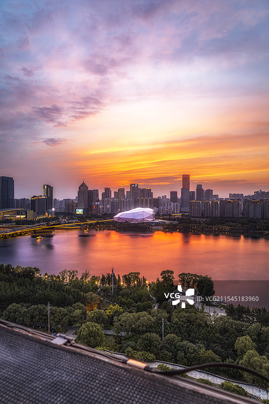 日落时建筑物对天的高角度视图图片素材