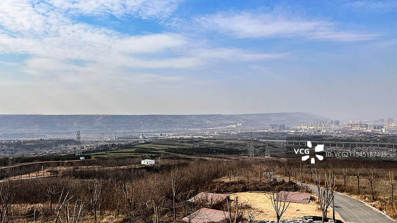 西安蓝田县冬日的白鹿塬与秦岭远景图片素材