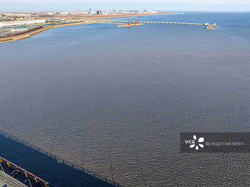 上海浦东芦潮港码头 临港产业区配套物流码头 蔚蓝色海面、海岸线港口跨海大桥和风力发电场图片素材