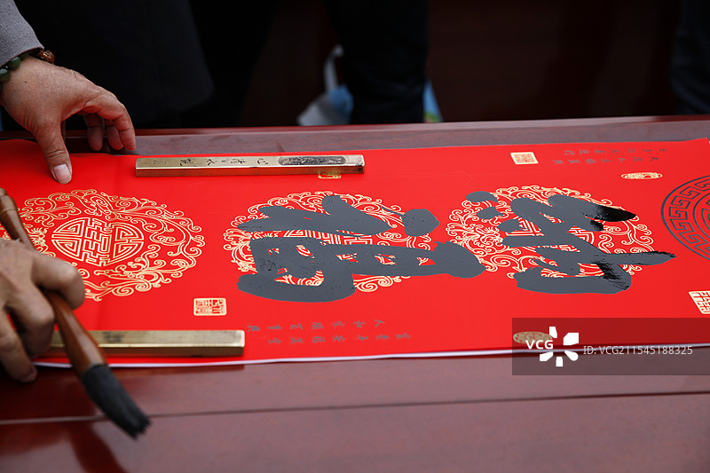 广西凌云县送春联活动图片素材