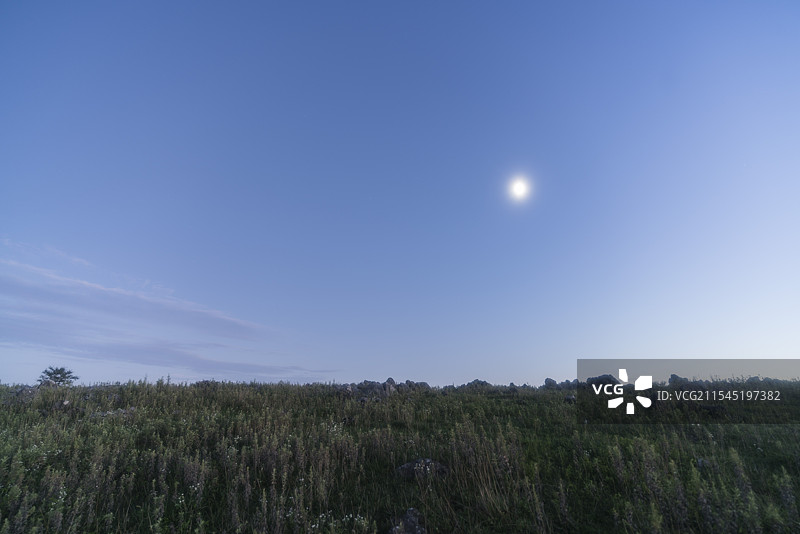 户外草原夜晚月亮落下背景图片素材