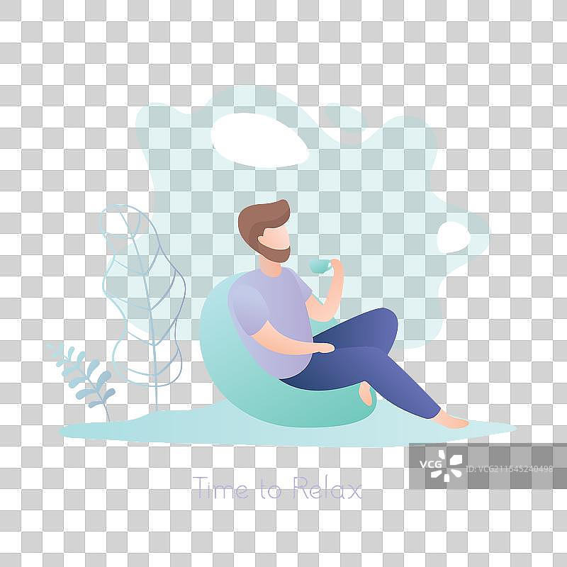 坐在椅子上放松的男性嬉皮士，手里拿着一杯饮料图片素材