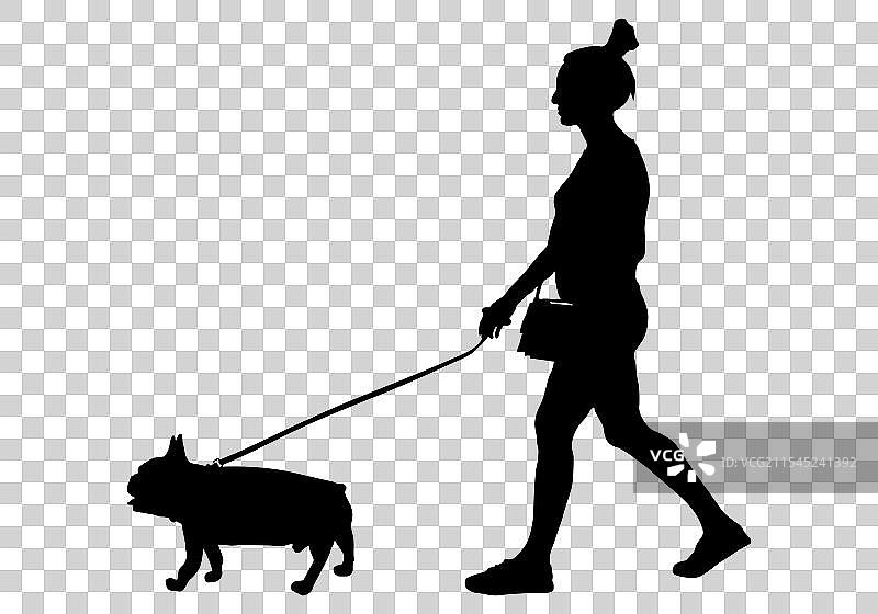 牵着狗的女人散步剪影图片素材