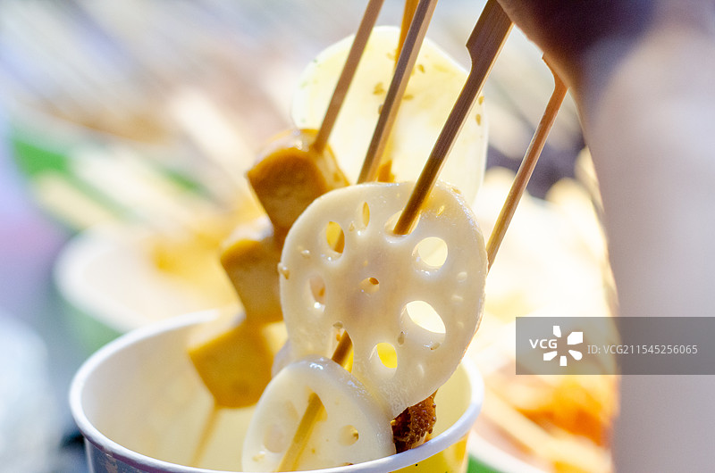 夜市上的竹签串菜图片素材