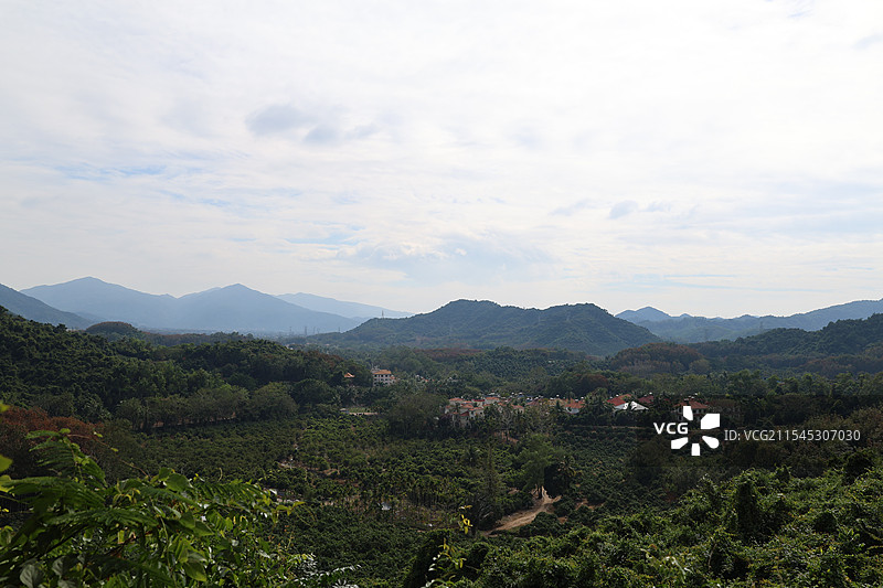 海南三亚大茅山庄，高山云雾，热带雨林图片素材