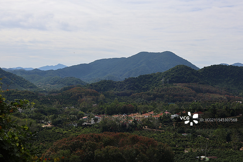 海南三亚大茅山庄，高山云雾，热带雨林图片素材