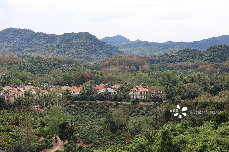 海南三亚大茅山庄，高山云雾，热带雨林图片素材