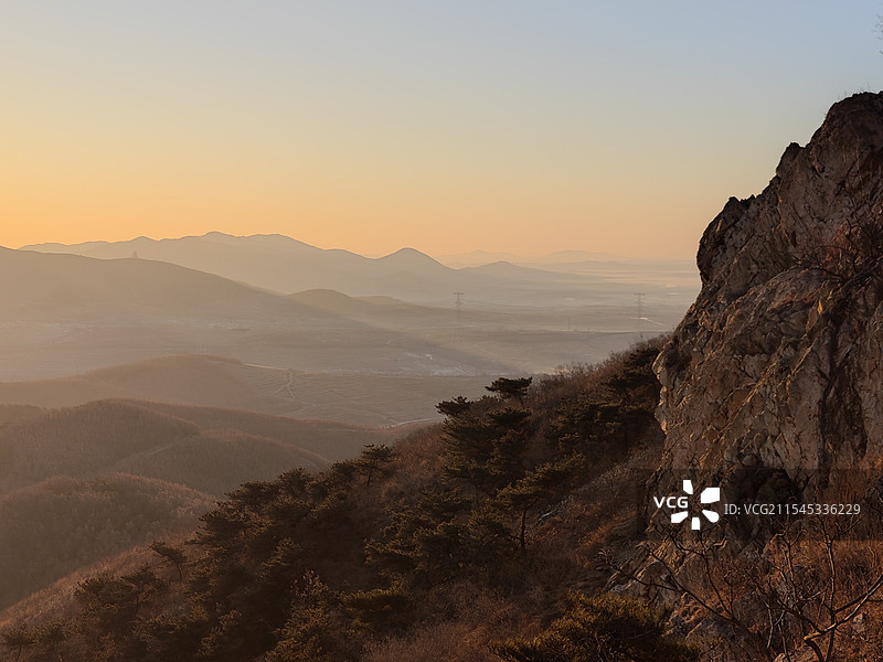 大年初一，攀爬莒县屋楼崮山顶看日出，屋楼圣境看天然大佛头图片素材