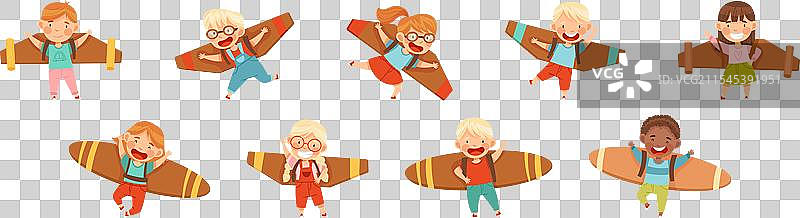 小男孩和小女孩带着纸板翅膀梦想着图片素材