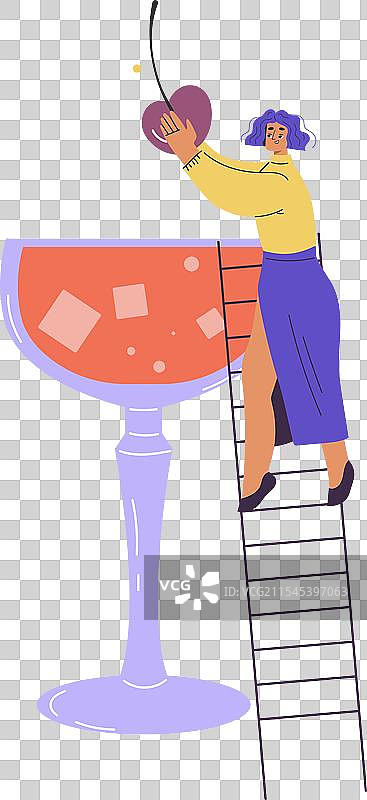 女人角色在梯子上拿着大鸡尾酒杯图片素材