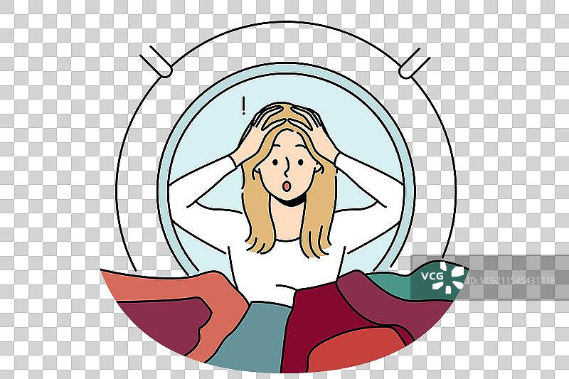 家庭主妇窥视洗衣机图片素材