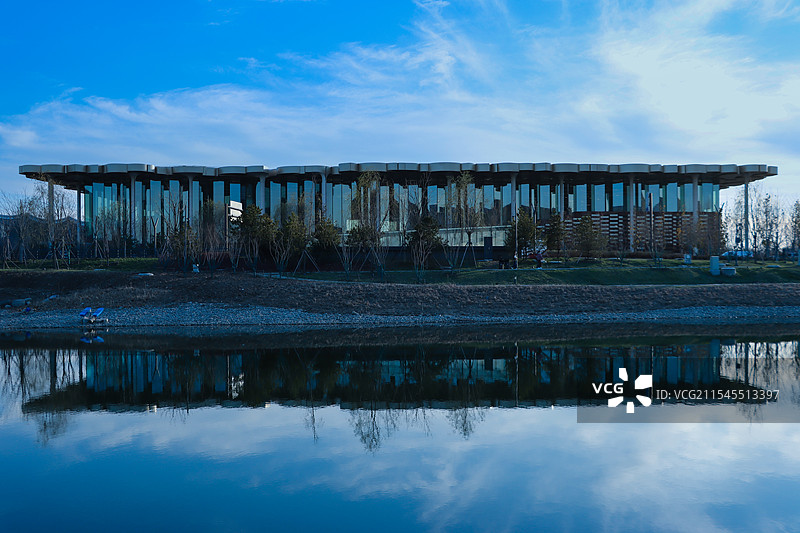 蓝天白云下的北京城市图书馆和水中的倒影图片素材