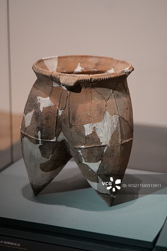 夏商红褐陶蛇纹鬲图片素材