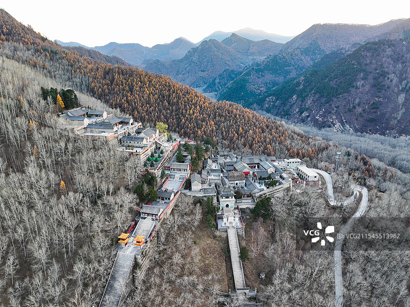 山西五台山南山寺深秋建筑风光航拍图片素材