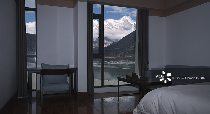 房间里看南迦巴瓦图片素材