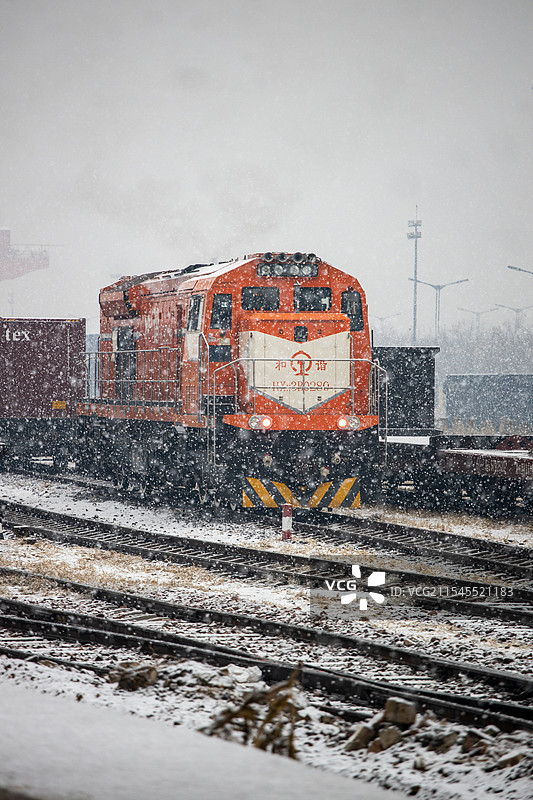 东方红（洛阳）国际陆港内，整装待发的中欧班列。图片素材