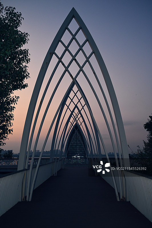 夕阳下的天桥风景图片素材