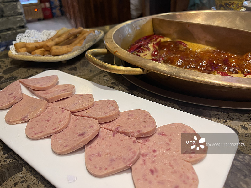 四川麻辣火锅和午餐肉图片素材