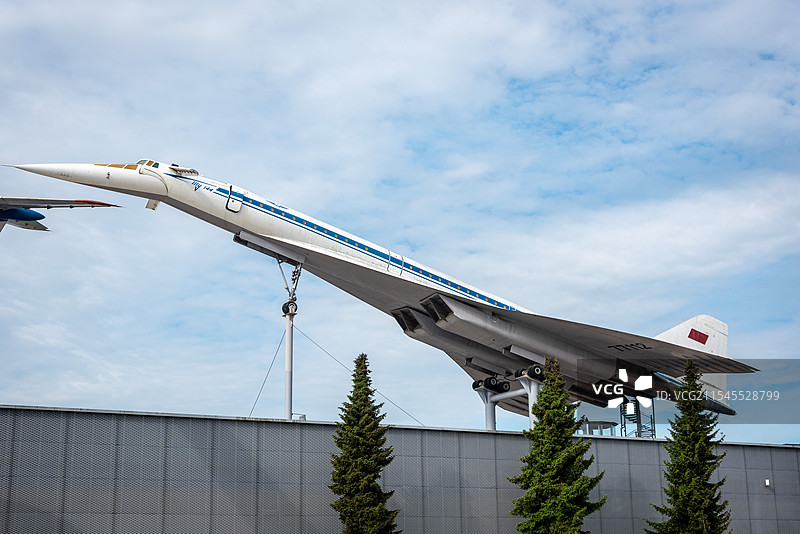 与协和号同时代的苏联飞机图-144停在建筑物上，机身蓝白涂装，前部翘起图片素材