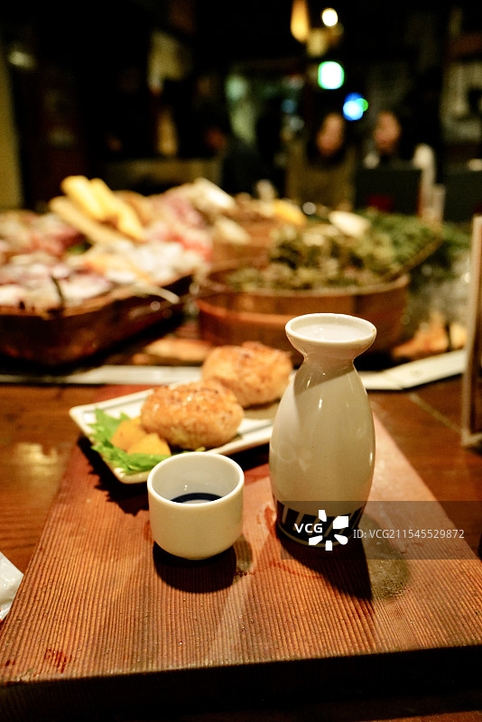 日本特色传统美食炉端烧日式清酒与烤饭团图片素材