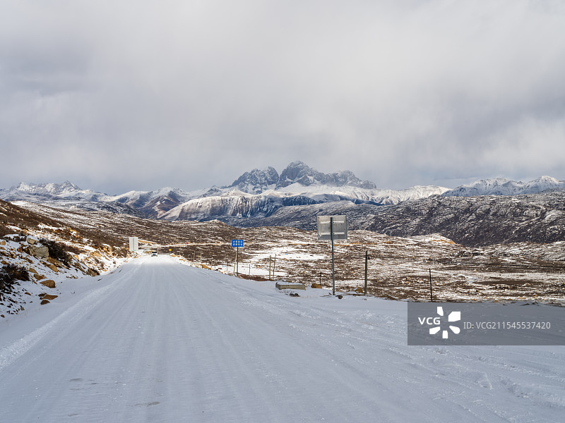 冬季甘白路铺满的雪图片素材