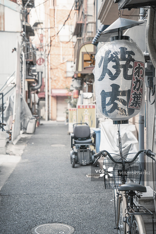 东京小巷的烟火气图片素材