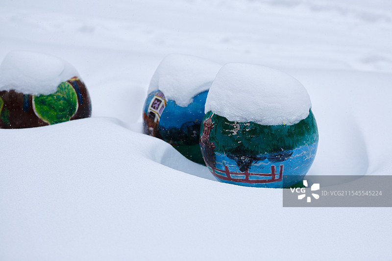 雪地石球图片素材