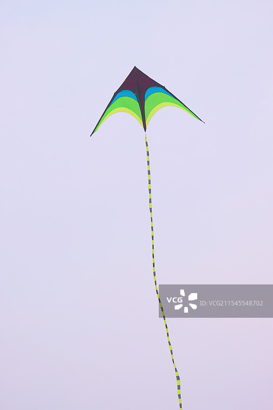 白色灰色背景下的风筝特写图片素材