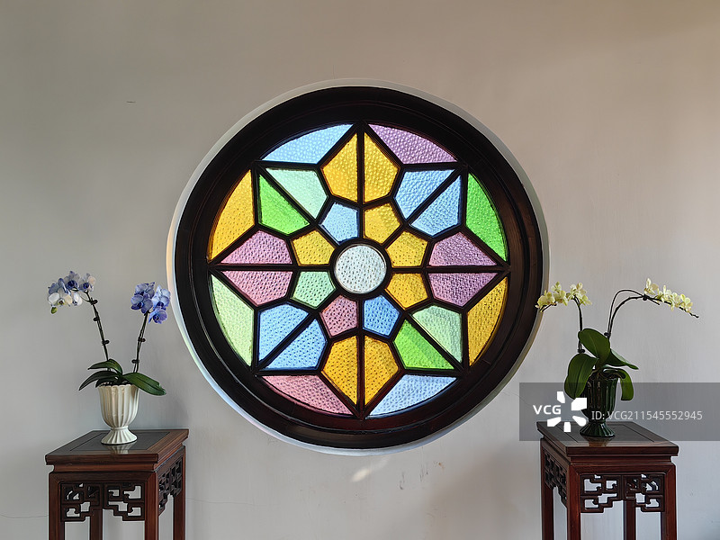 白色玻璃窗和兰花图片素材