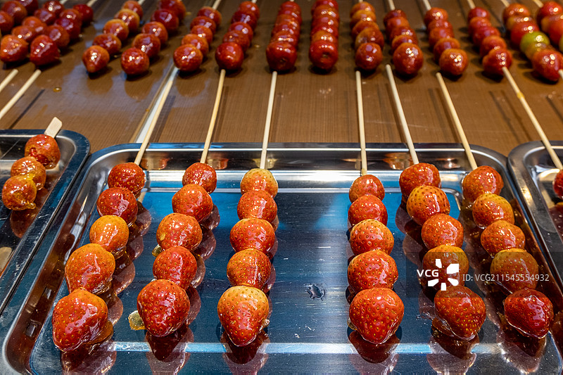 四川省内江市隆昌市户外糖葫芦，清新，食品，饮食，草莓，山楂图片素材