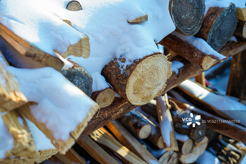 被大雪覆盖的柴火图片素材