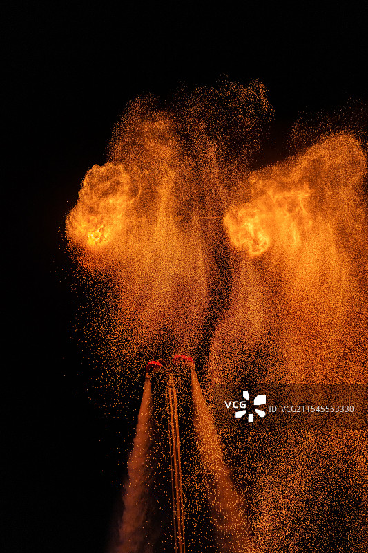 蛇年新年过年震撼水上火壶表演图片素材