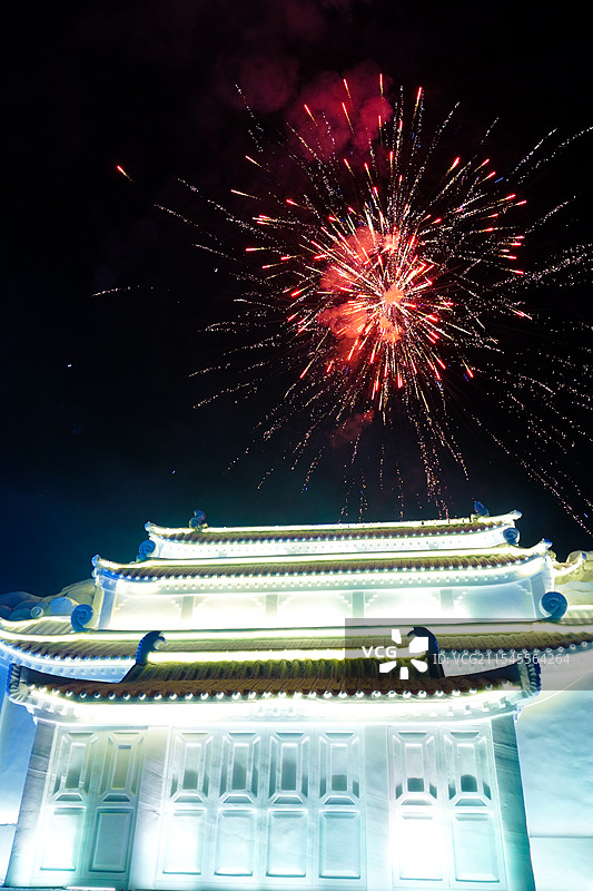 长白山云顶天宫上空的烟花图片素材