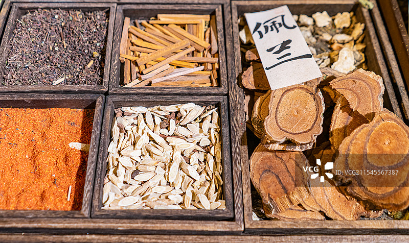 中国传统文化宗教用品拍摄主题，中医香囊货摊上各种各样的中医药材，室内无人图像摄影图片素材