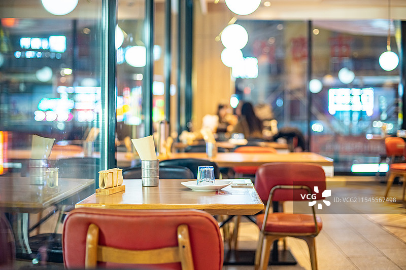 中国城市生活拍摄主题，住宅内部环境，窗户旁边的餐厅餐桌上的厨具和椅子，室内无人图像摄影图片素材