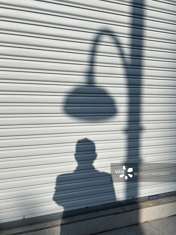 早上的阳光，路灯下的光影图片素材