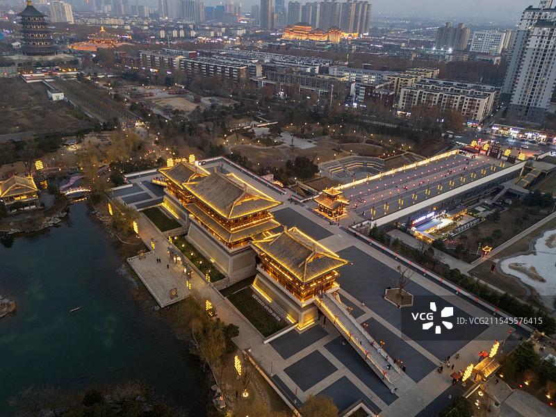 隋唐洛阳城九洲池景区南门航拍夜景图片素材